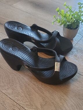 Crocs Women’s Size 7 Black Slip-On Sandals